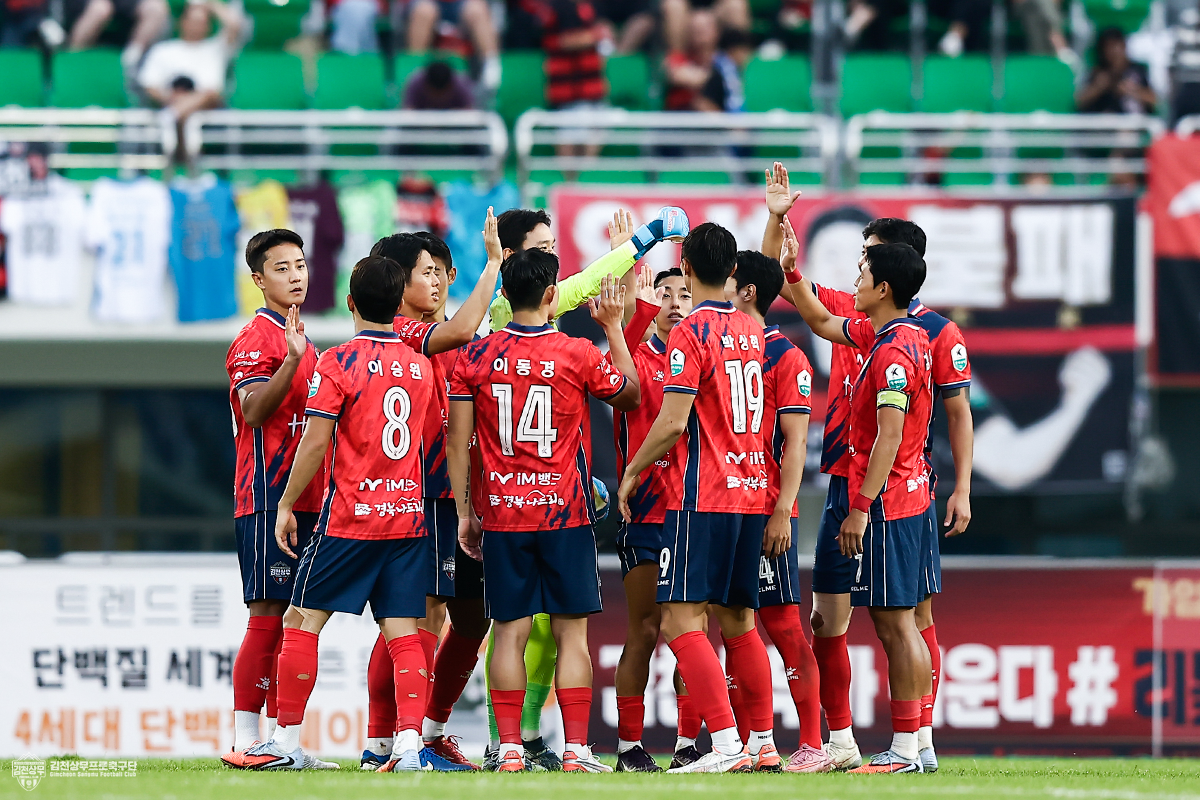 (사진1) 9월 27일 포항전 홈경기에서 김천상무 선수들이 경기 시작 전 파이팅을 하고 있다.png