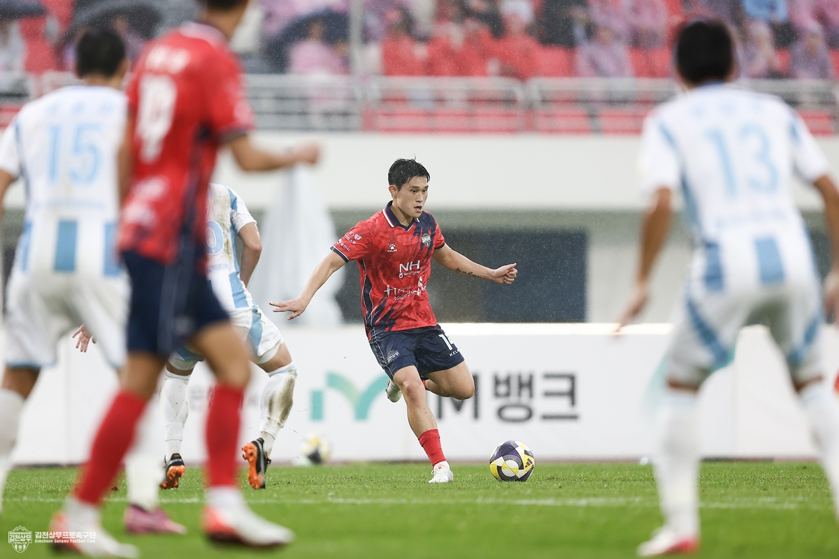 (사진2) 10월 5일 울산전에서 김천상무 이동경이 드리블을 하고 있다.jpg