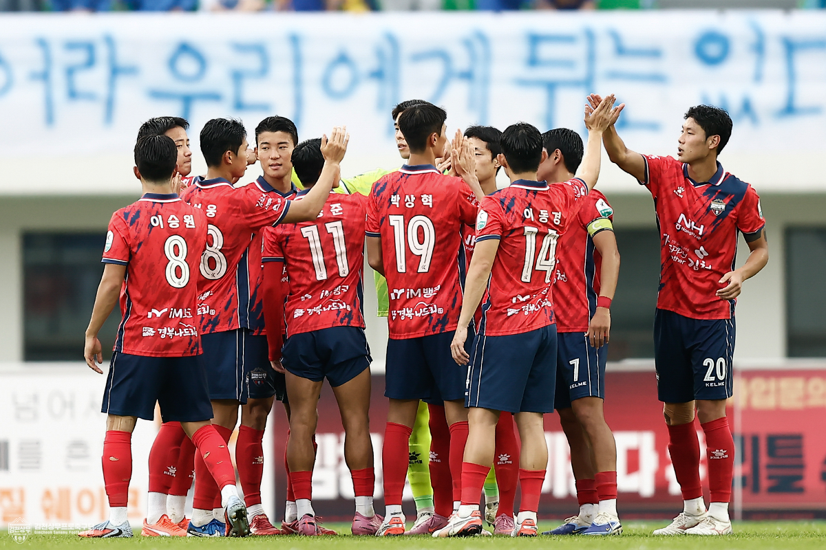(사진1) 10월 5일 울산전 홈경기에서 김천상무 선수들이 파이팅을 하고 있다.png