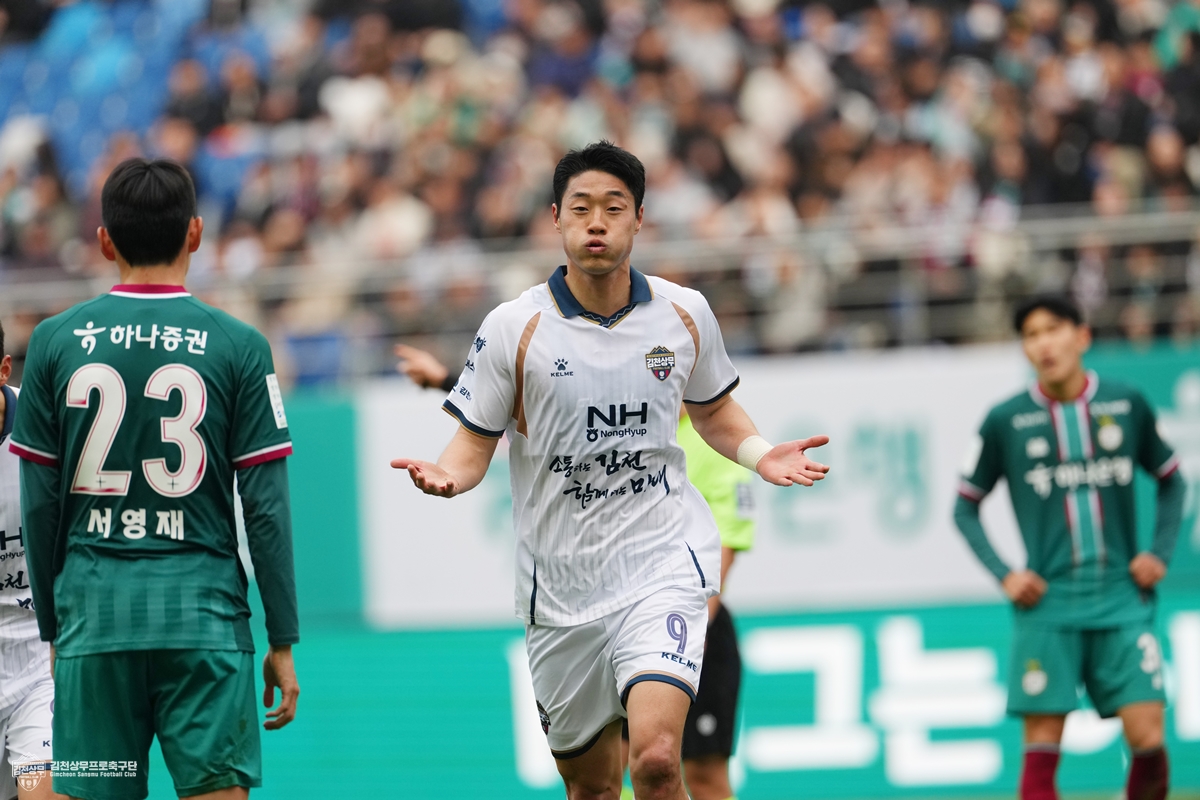(사진1) 3월 14일 대전 원정경기에서 김천상무 이건희가 득점 후 세리모니를 하고 있다.jpg