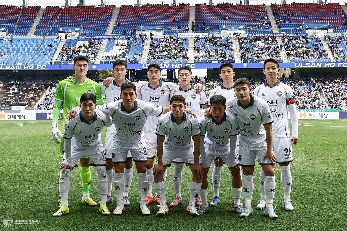 (사진1) 3월 22일 울산 원정경기에서 김천상무 선발 선수들이 사진을 찍고 있다.jpg