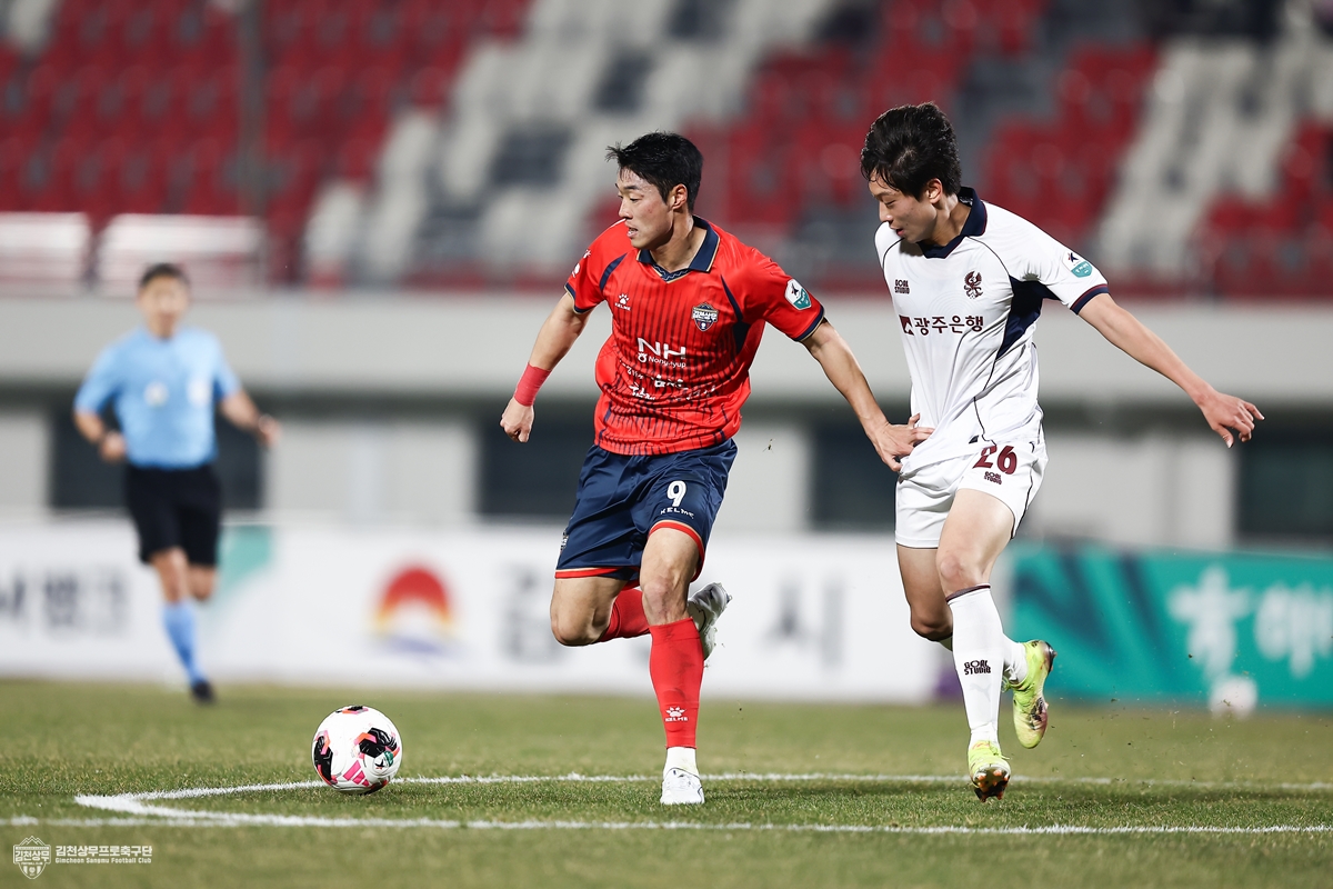 (사진2) 3월 17일 광주전 홈경기에서 김천상무 이건희가 K리그 통산 100경기 출전을 달성했다.jpg