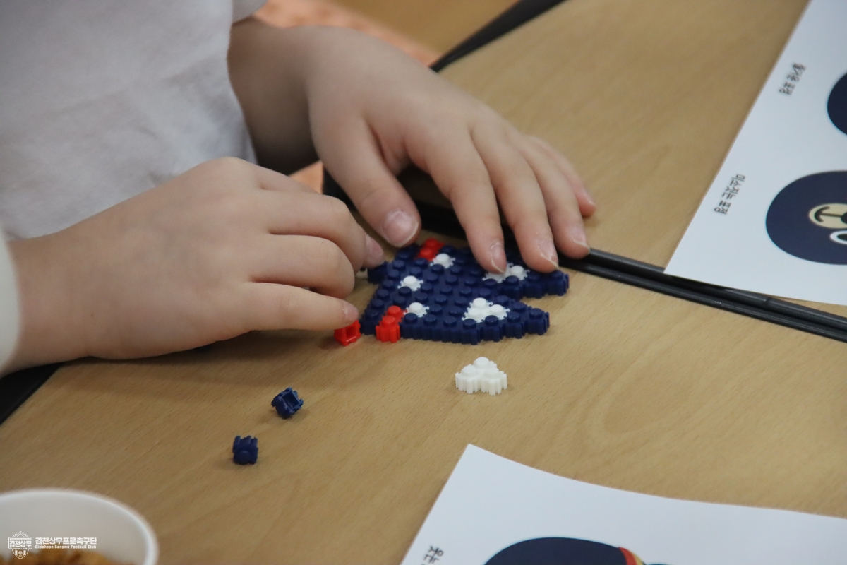 (사진3) 2월 24일 김천상무가 김천중앙초에서 늘봄슈웅교실을 진행했다.JPG