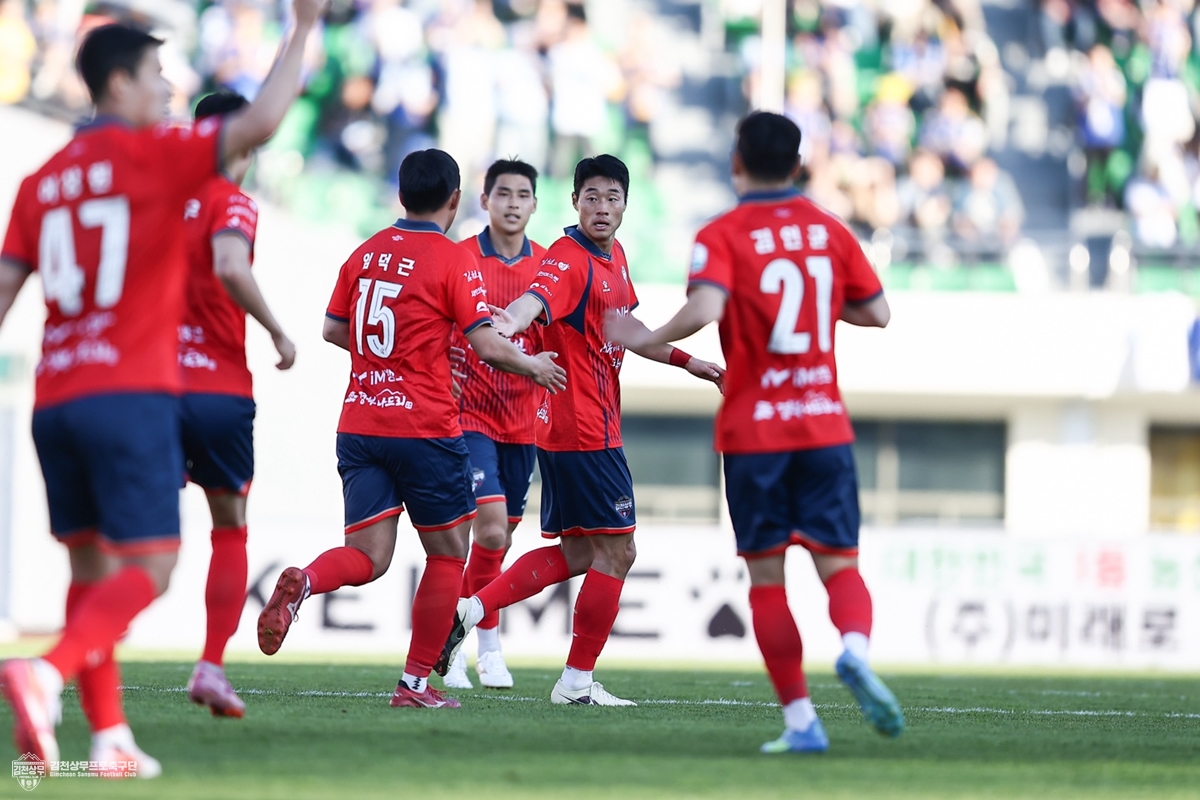 (사진2) 5월 5일 울산전 홈경기에서 김천상무 이건희가 득점 후 동료들과 하이파이브를 하고 있다.jpg