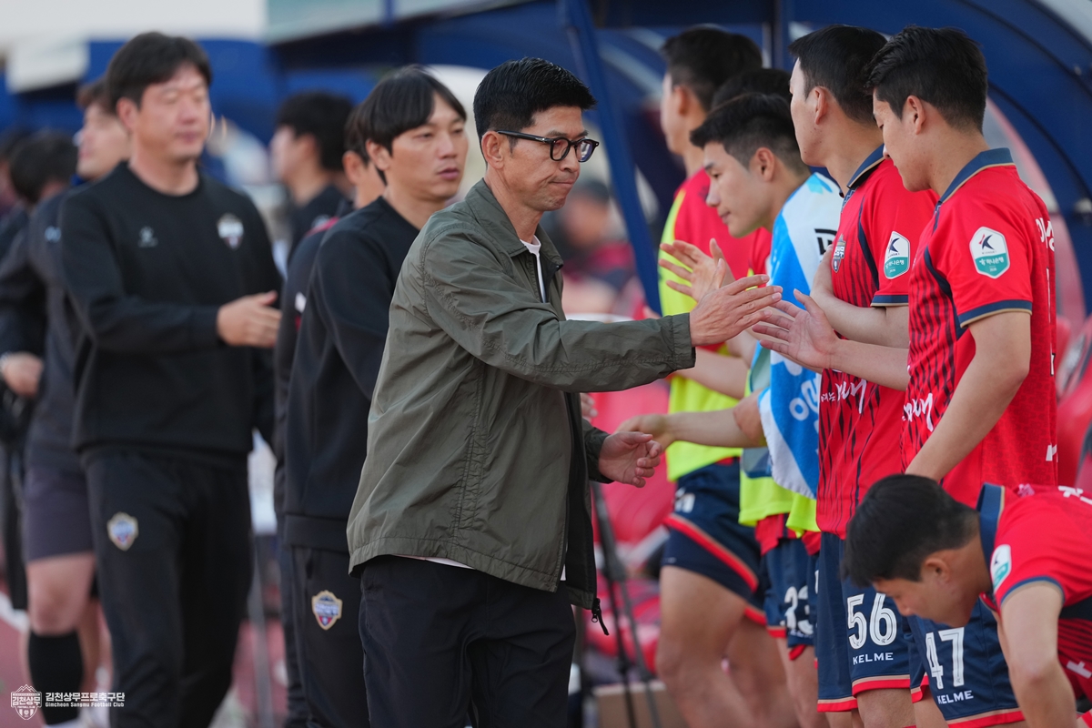 (사진2) 5월 9일 인천전 홈경기에서 경기 후 김천상무 주승진 감독이 선수들과 인사하고 있다.jpg