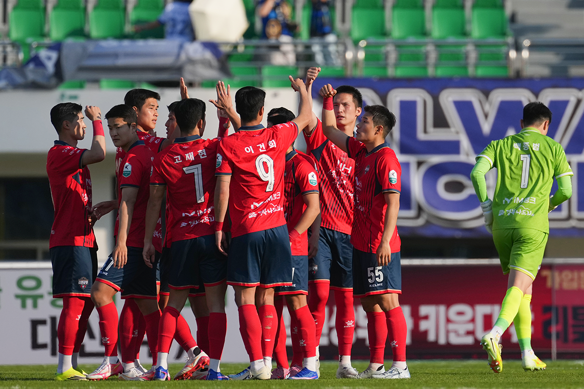 (사진1) 5월 9일 인천전 홈경기에서 김천상무 선수들이 경기 전 하이파이브를 하고 있다.png