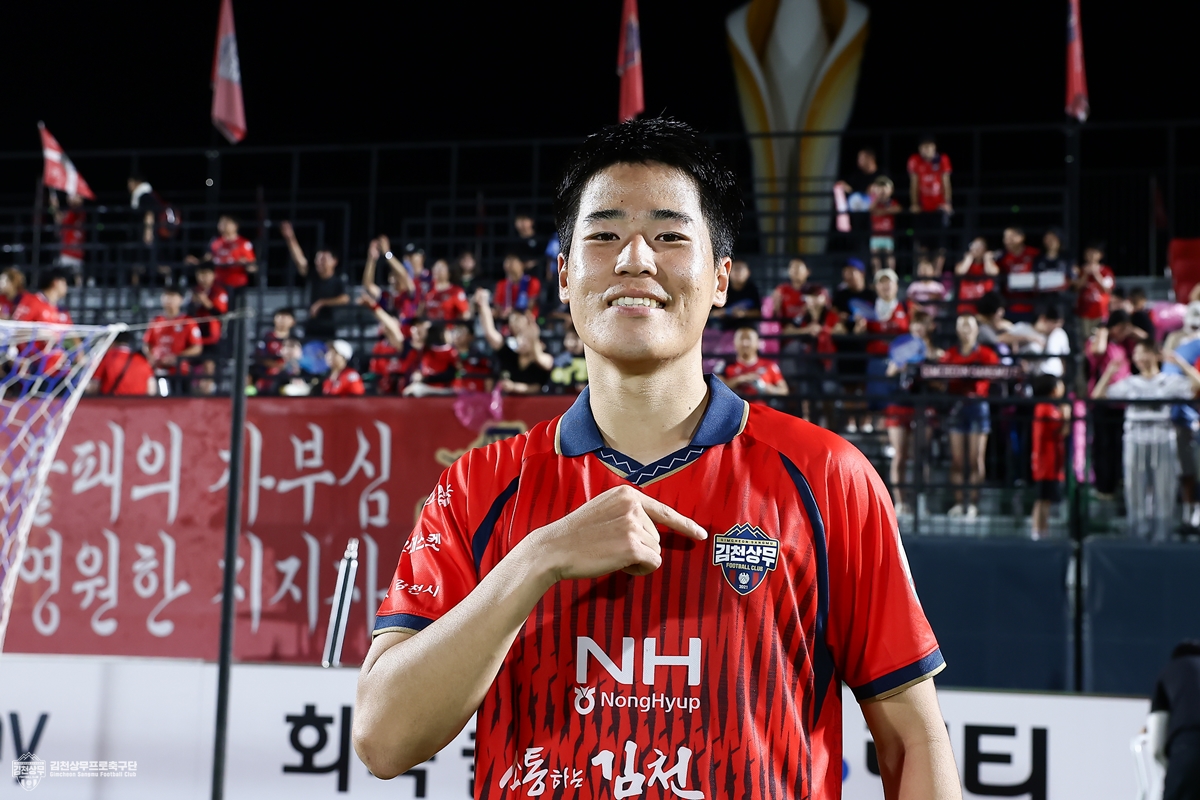 (사진2) 7월 25일 대전전 홈경기에서 득점한 김천상무 홍윤상이 경기 후 단독 사진을 찍고 있다.jpg