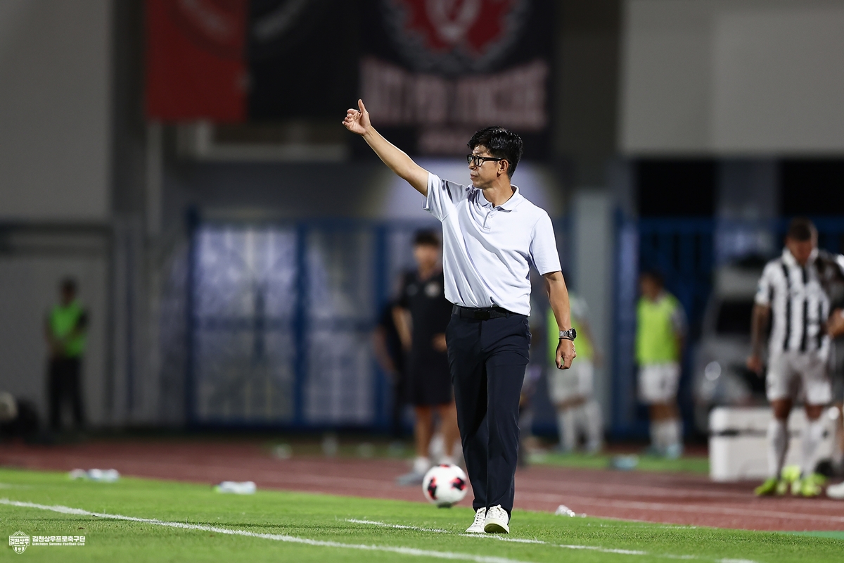 (사진2) 8월 8일 서울전 홈경기에서 김천상무 주승진 감독이 선수들을 격려하고 있다.jpg