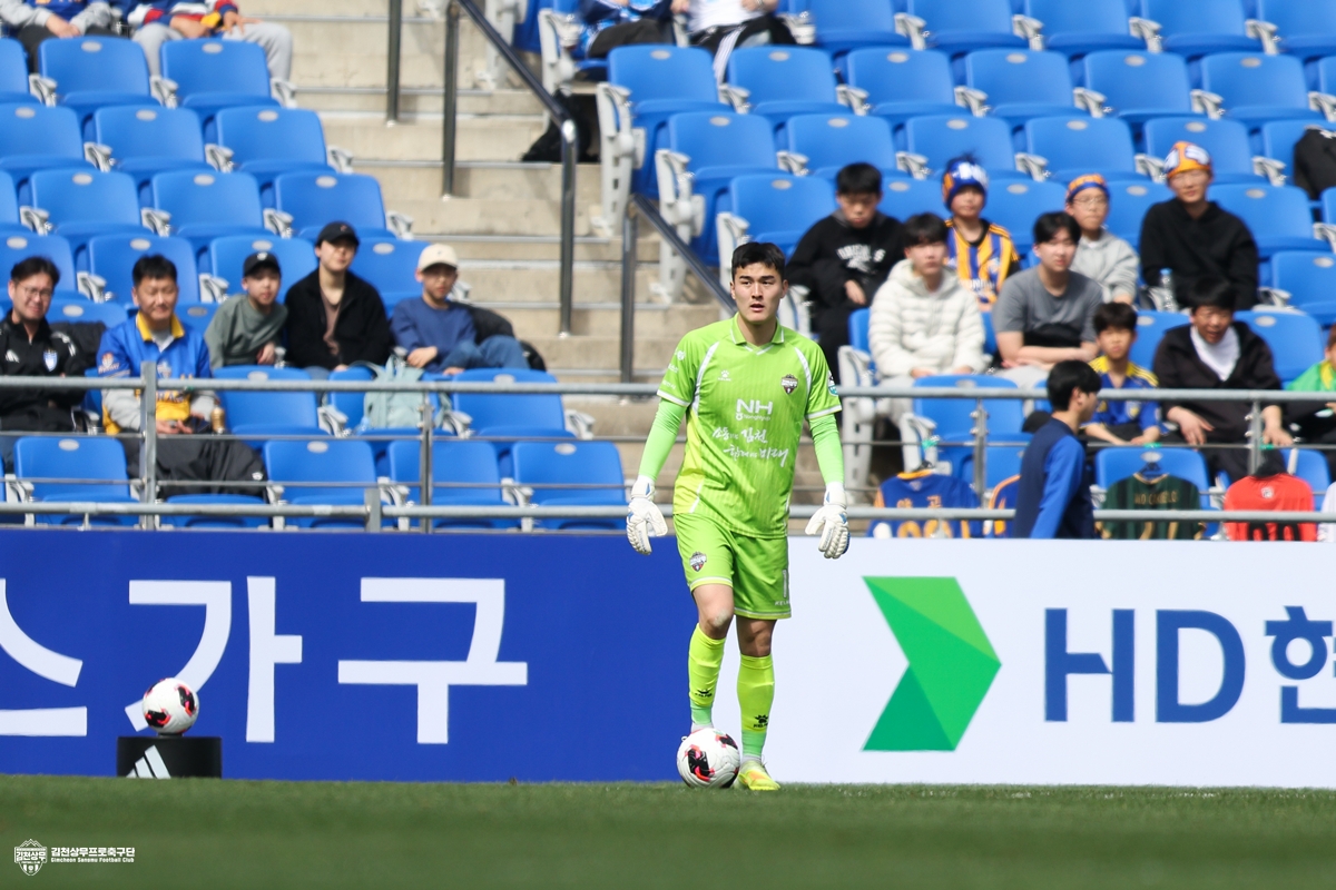 (사진2) 3월 22일 울산 원정경기에서 김천상무 백종범이 패스할 곳을 찾고 있다.jpg