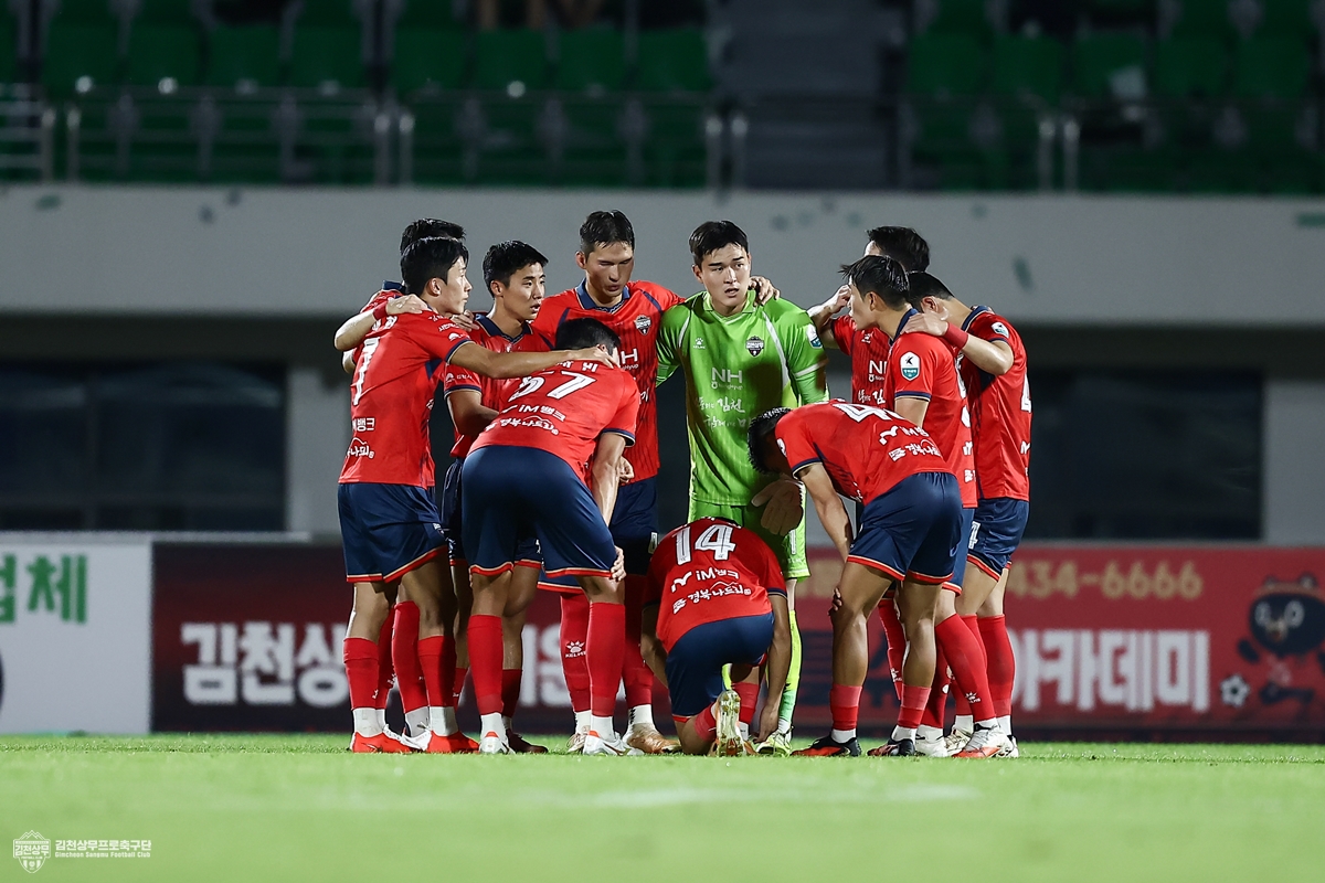 (사진1) 8월 25일 전북전 홈경기에서 김천상무 선수들이 이야기를 나누고 있다.jpg