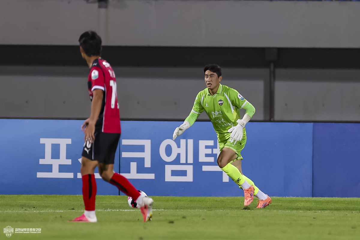 (사진1) 9월 9일 포항과의 원정경기에서 김천상무 박만호가 패스할 곳을 찾고 있다.jpg